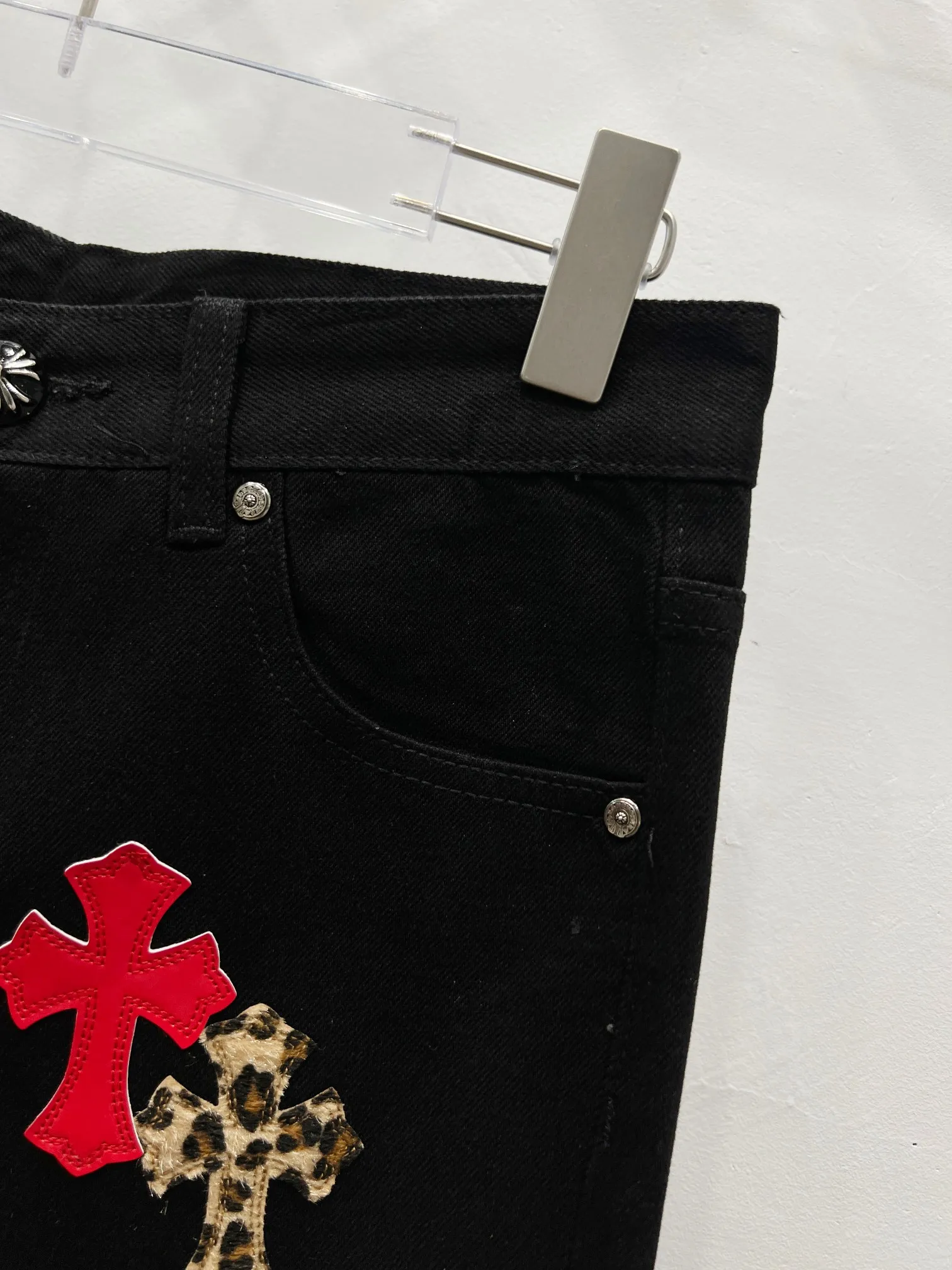 P240 Style Number: (W001) ChromeHearts & ChromeHearts Patent Leather Spliced ​​Red Cross Spliced ​​Leather Straight Jeans Ceiling-Level Jeans Hard to Find at the Counter‼ ️About Zangyin✅This is an extremely luxurious fashion brand that can also be called the aristocracy of the high street. It has always been an exclusive brand for some hipsters or rich second generations. The color of this model is already very eye-catching by using a unique washed material. It is decorated with pink patch cross flowers, which cleverly highlights the charm of the brand. Secondly, this model adopts a classic high-waist cut design, which highlights the long legs and fashionable temperament of the upper body. The brand is highly recognizable and the slim-fitting configuration is more suitable for daily wear. The personality will be fashionable and the specifications can be seen at a glance. Materials and technology ✅ Needless to say, this point goes without saying. As an excellent craftsman brand, Zangyin's requirements for details and craftsmanship are really perfect. The washed color of this model has gone through a lot of processes, not to mention the embellishment of the denim appliqués. It is also purely handmade and sewn. Just like what they believe in, only handmade things have soul and have the meaning of wearing. A top-notch heavy-duty fashionable denim item, recommended by both hands‼ ️ Size: 28, 30, 32, 34, 36 (S-XXL) Color: black